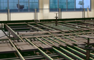 Laengs- und Querfoerderer mit integriertem Wendesystem